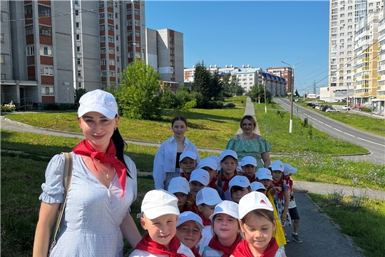 В рамках республиканского пректа "По родному краю с рюкзаком шагаю" воспитанники детского сада посетили игровой спектакль «Незнайка на дороге» в Чувашском государственном институте культуры. 