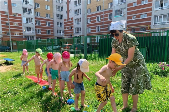 Воспитанники детского сада №208 активно принимают солнечные и воздушные ванны.