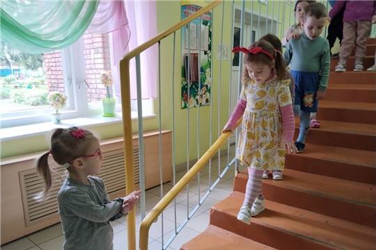 Малышам о правилах поведения на  лестнице
