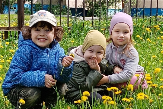 Плетение венков из цветов, трав и листьев.