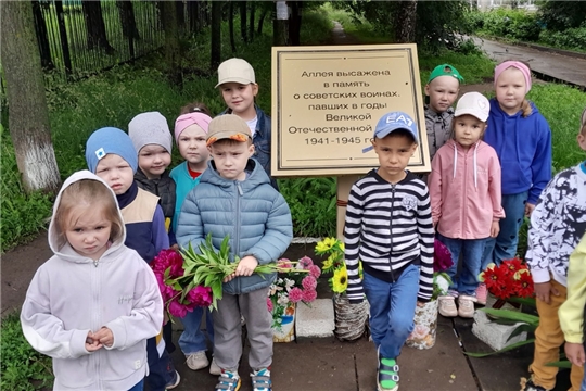По родному краю с рюкзаком шагаю.