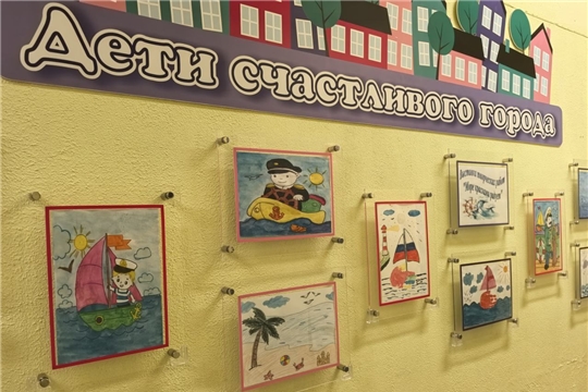 Выставка детских рисунков "Море красками радует"