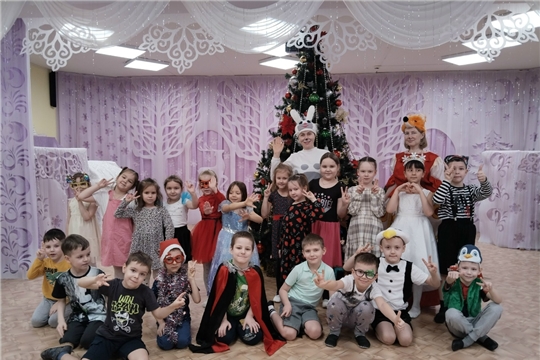 Веселая карнавальная вечеринка, посвященная Старому Новому году.