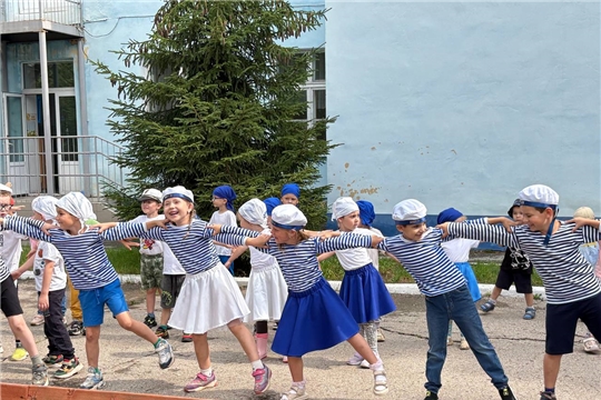 Веселая утренняя зарядка под названием "Юные моряки!"