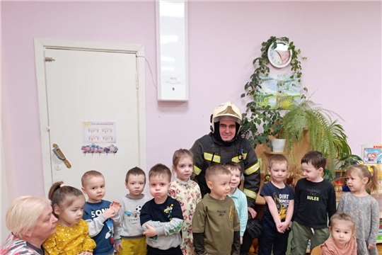 "Тёмной ночью, ярким днём, он сражается с огнем"