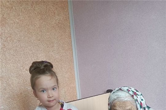 Воспитанница ДОУ вручила цветок ветерану
