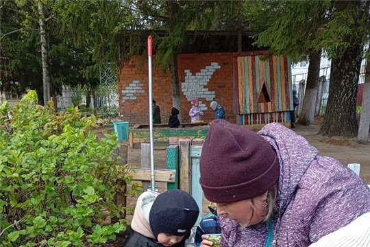 Ребята средней группы возобновили работу в огороде на участке детского сада