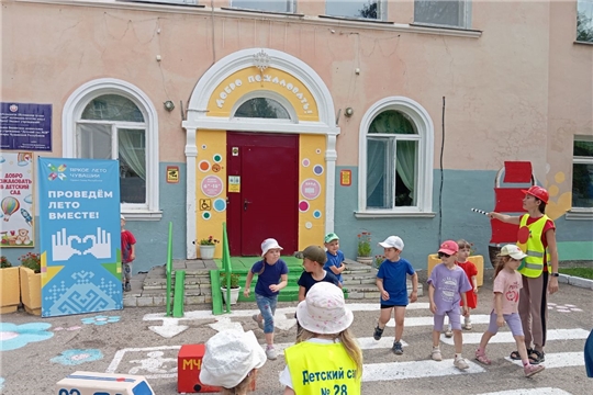 Дошкольники празднуют Международный день светофора
