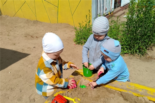 Мы с песком играем