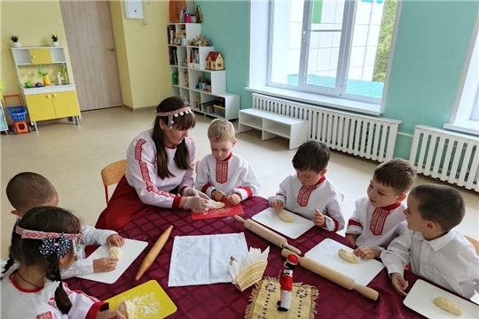 Мастер-класс в старшей группе по приготовлению национального блюда Хуран-кукли
