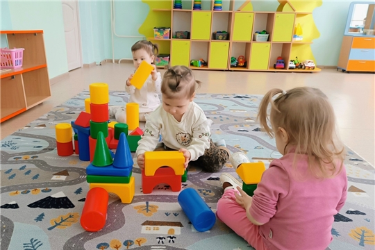 Первые шаги в творчестве: игра с крупными конструкторами
