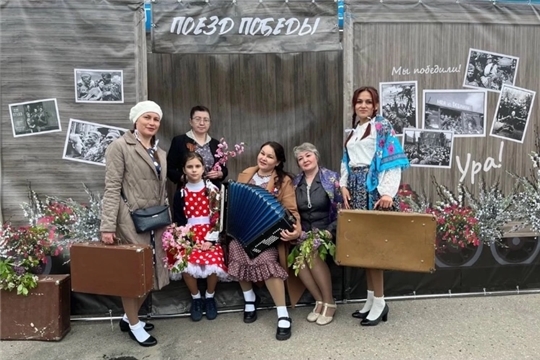 Сотрудники Детского сада 80 на праздничной ретроспективе "Победный май"