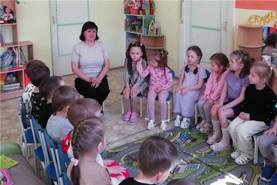 В группе УМКА неделя началась с утреннего круга на тему "Как провели выходные".