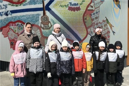 В первые в России силами мастеров из всех регионов вышита карта страны.