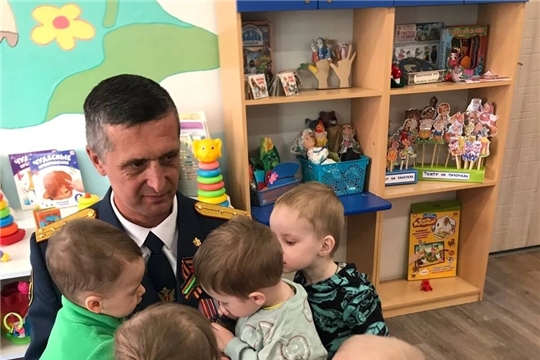 К малышам группы СМЕШАРИКИ пришел в гости капитан внутренней службы в отставке. 