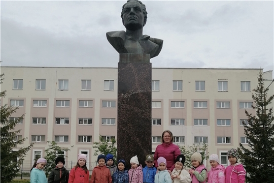 Воспитанники старших групп в рамках реализации проекта #маршрутыпамяти посетили памятник П.Хузангаю.