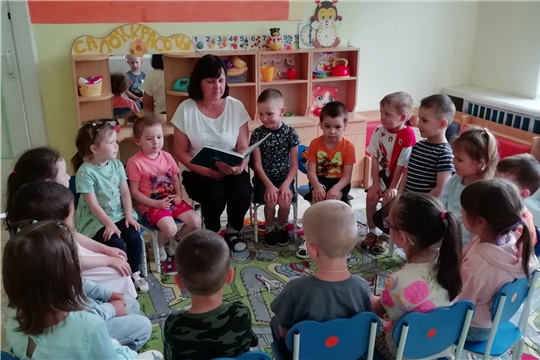 Ребята группы УМКА знакомятся со сказками А.Пушкина. 