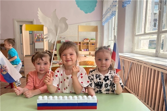 Малыши группы РАДУГА изучают значение цветов флага нашей страны. 