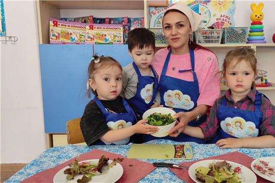 Полезный салат из трав и овощей- отличный способ получить витамины и клетчатку.