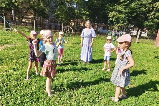 Подвижные игры на улице в детском саду играют ключевую роль в эмоциональном, социальном и физическом развитии детей.