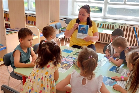 В рамках тематической недели "Голубая страна" ребята группы "Радуга" рассматривали иллюстрации подводных обитателей