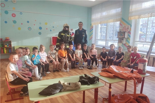 Дошкольники из группы «Лесная сказка» получили уникальную возможность пообщаться с настоящим спасателем. 