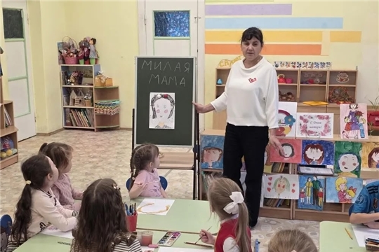 Воспитанники группы "Умка"  подготовили трогательную выставку «Мамин портрет».