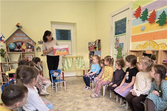 В процессе познавательного занятия в группе «Умка» дети узнали о видах театра и организовали показ сказки.
