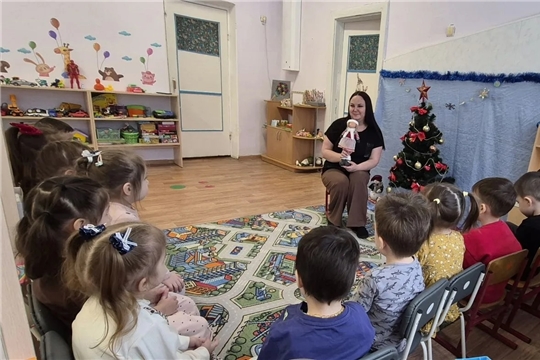 Обсуждение проведенных выходных вместе с куклой Алиной. 