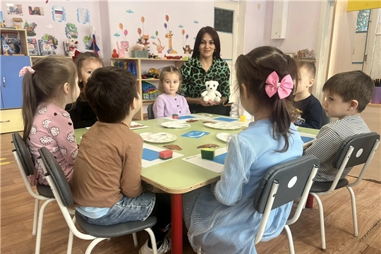 На занятиях по допобразованию «Умелые ручки» воспитанники изучали необычную технику рисования с помощью поролоновой губки. 