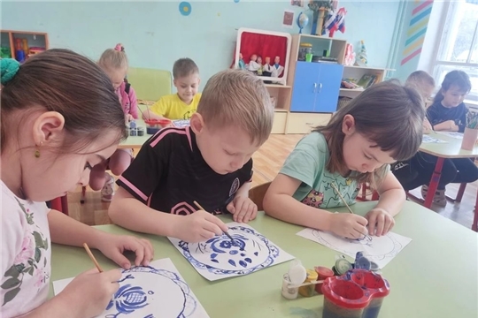 В детском саду идёт цикл занятий,  посвящённых русской народной росписи.