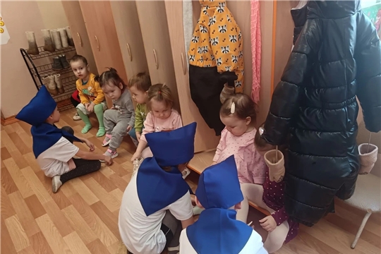 Ребята подготовительной группы принимают участие  в акции «Помоги одеться малышу». 