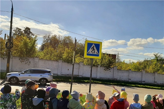 Закрепляем знаки дорожного движения на прогулке