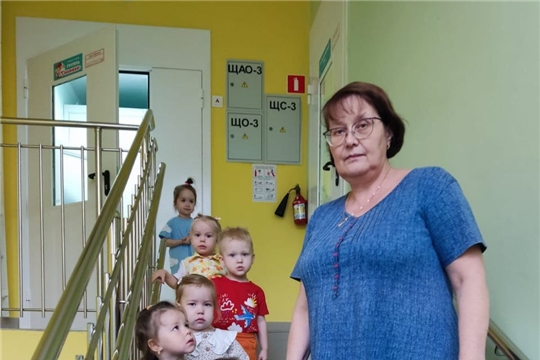 Безопасность при  спуске  и подъеме по лестнице 