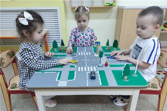 Малыши изучают правила дорожного движения через игры с макетами