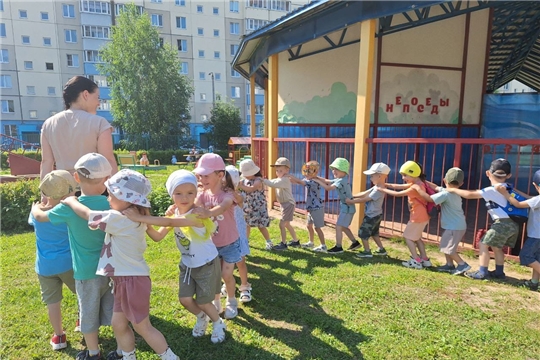 Музыкальное занятие в детском саду на свежем воздухе