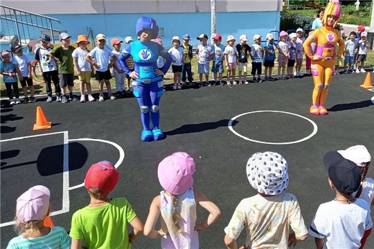 К нам пришли любимые герои — фиксики Симка и Нолик