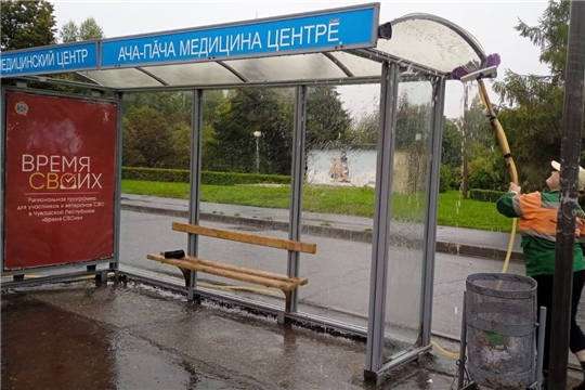 От объявлений до повреждений: как спасают городские остановки