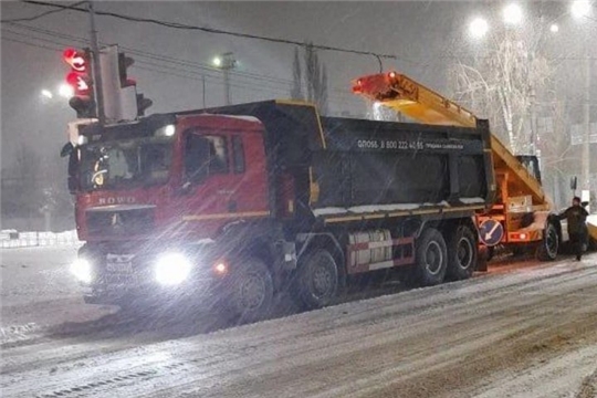 Тонны снега за ночь: работа коммунальных служб 12 декабря