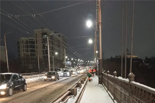 Зима проверяет на прочность: в Чебоксарах усиленно расчищают снег перед праздниками