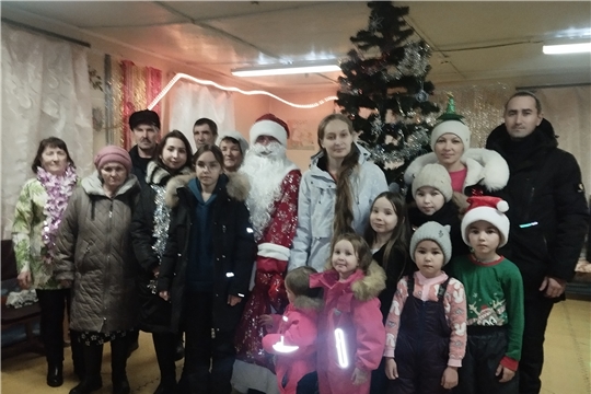 жители п. Эконом собрались в ярко украшенном зале местного сельского клуба