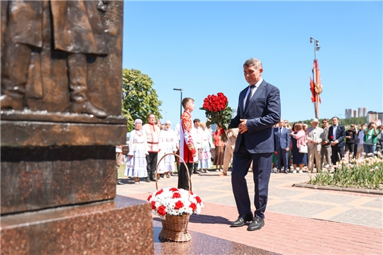 Олег Николаев почтил память чувашского поэта Константина Иванова