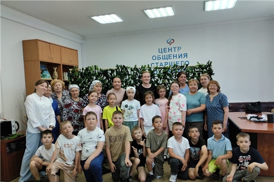 Связь поколений: «Серебряные» волонтеры делятся опытом с молодым поколением
