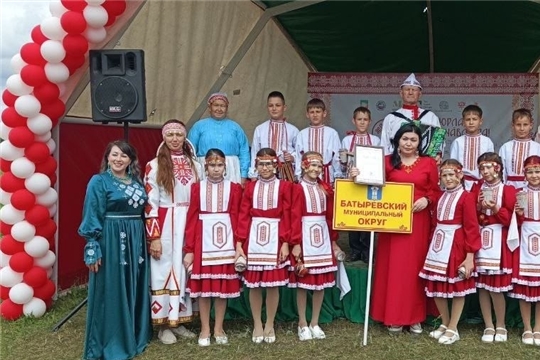 Фольклорный коллектив "Ҫеҫпӗл ҫеҫкисем" – победитель республиканского праздника "Уяв"