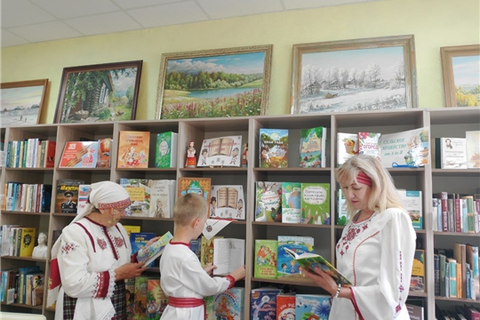 Книжная выставка "Чувашские писатели - детям" функционирует в Центральной районной библиотеке 
