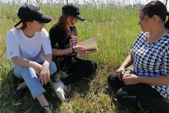 Шоршелская сельская библиотека организовала чтение на свежем воздухе «На природу и читай»