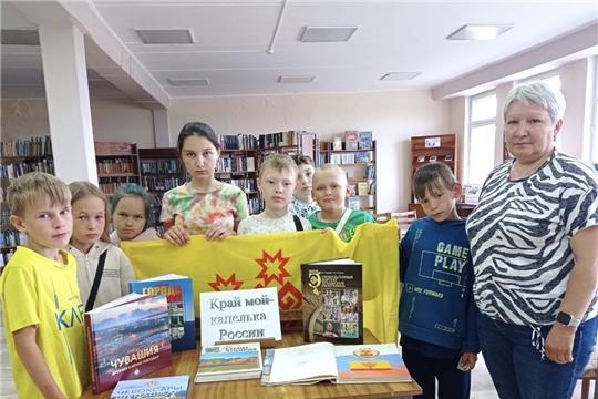 Обзор у книжной выставки «Край мой капелька России» в Приволжской городской библиотеке