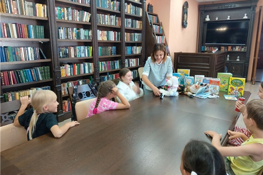 «В мире профессий» на книжной полке в Центральной районной библиотеке