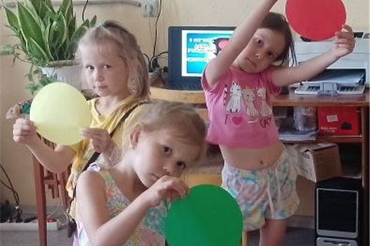 Познавательно-игровая программа к Международному дню светофора «Большое уважение к правилам движения» в Малокамаевской сельской библиотеке