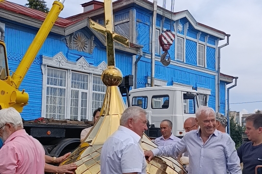 Торжественная установка двух новых куполов на храме в честь святых великомучеников Адрияна и Наталии